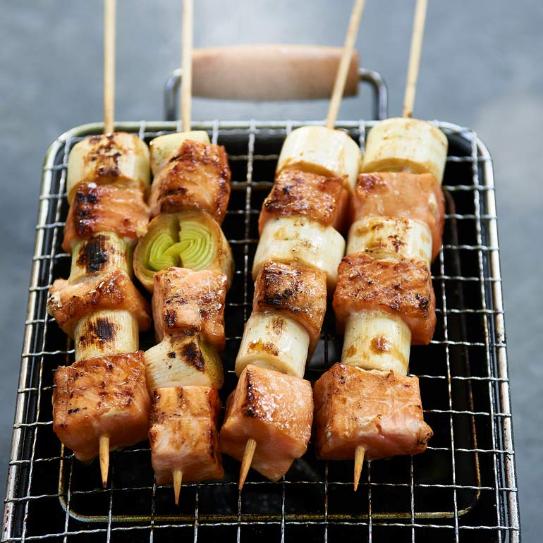 Zalm yakitori spiesjes met prei