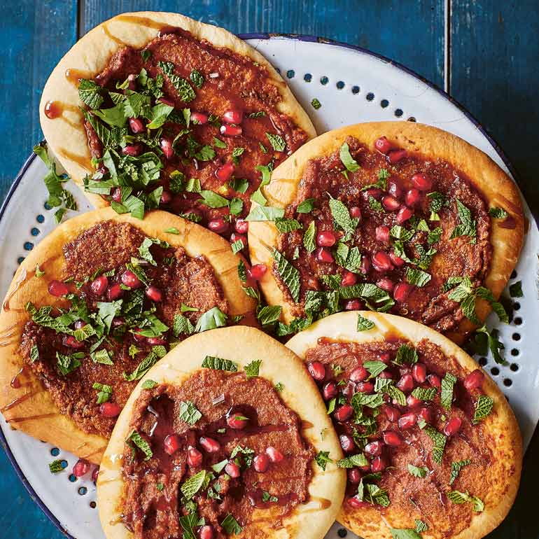 Platbrood met gerookte rode paprika en walnoot