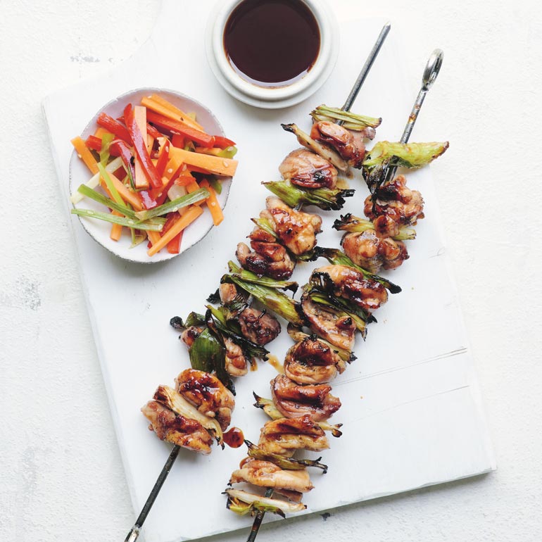 Kip yakitori met wortel-sesamsalade