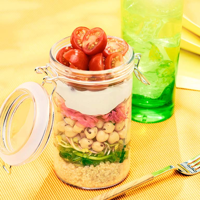 Zomerse salade in a jar met kikkererwten