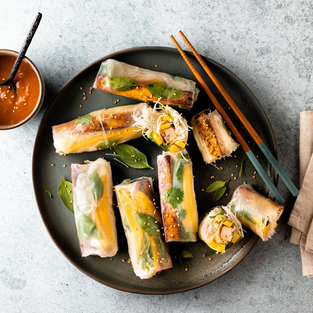 Springrolls met curry-tofu en mango