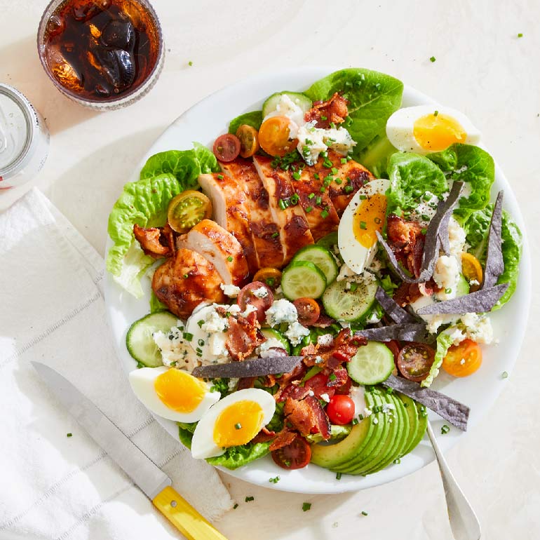 Cobbsalade met kip, ei en avocado