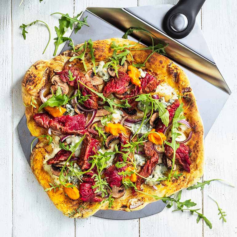 Pompoen pizza met bavette en blauwe kaas