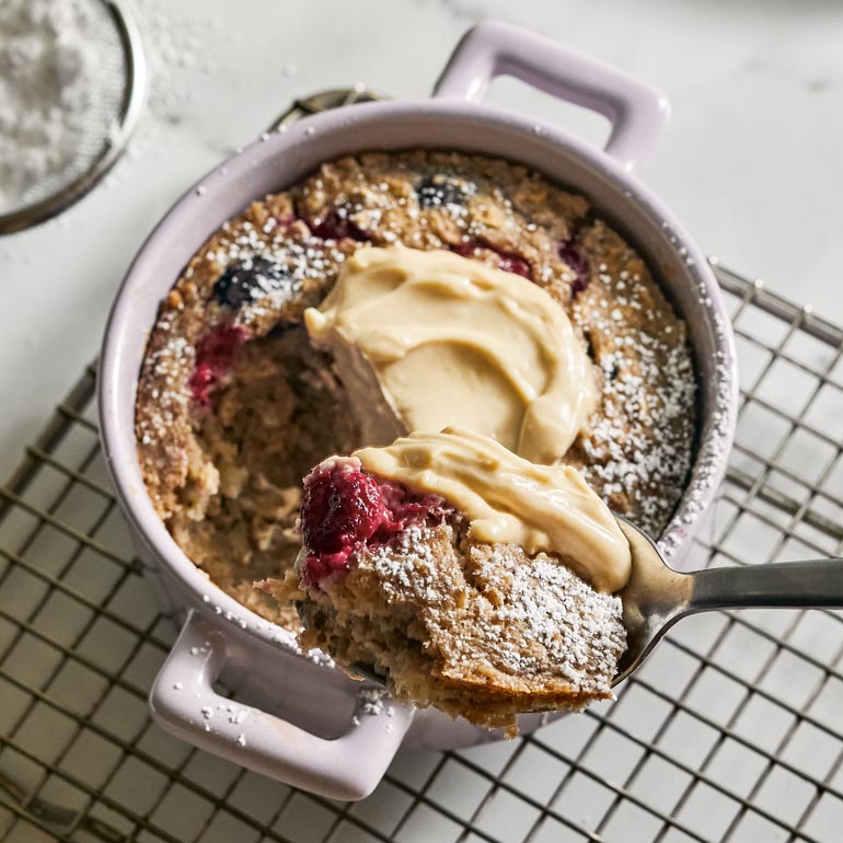 Cheesecake baked oats met bosvruchten