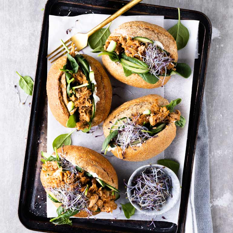 Broodje zoet-pittige pulled chicken