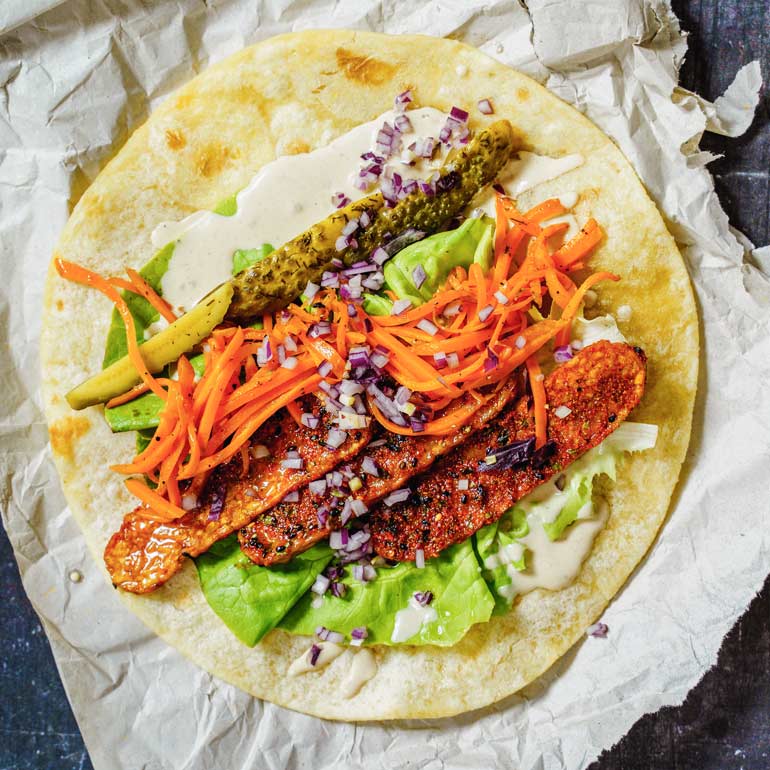 Tempeh wraps met tahin en augurken