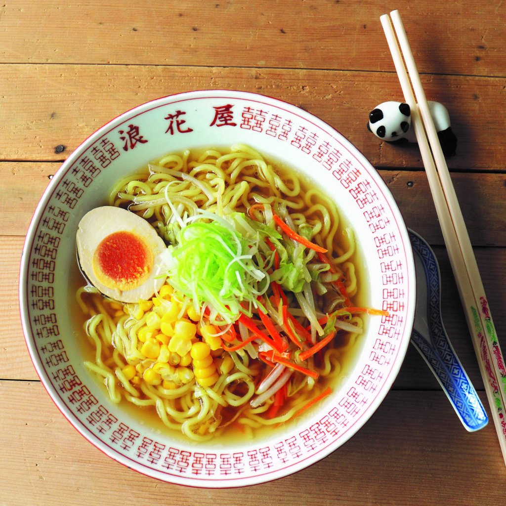 Snelle ramen met gemarineerd ei en groente