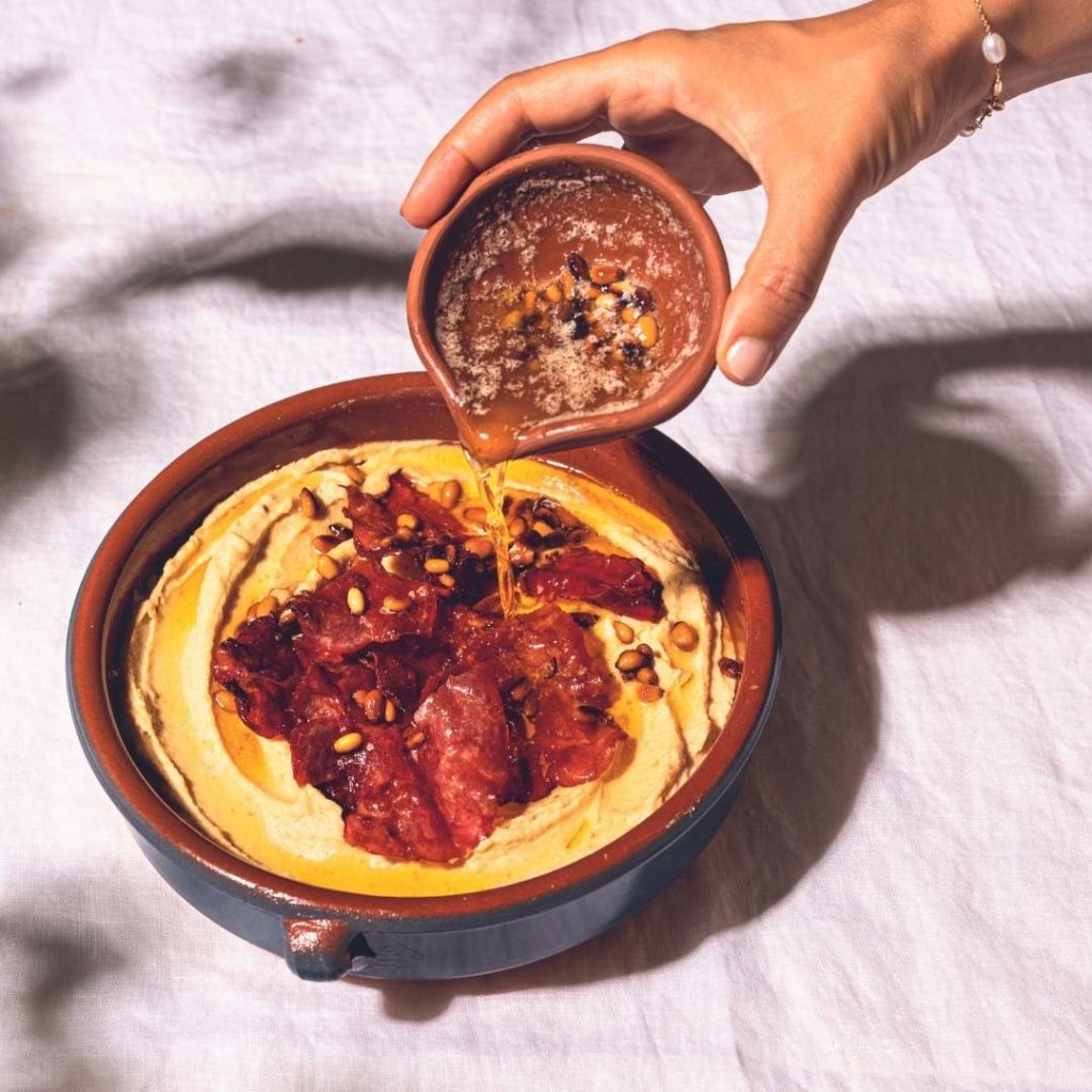 Hummus met turkse pastrami