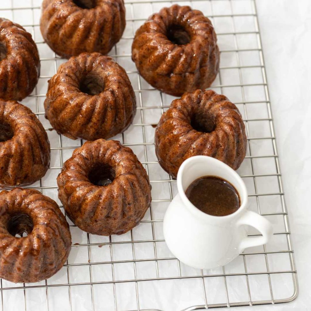 Dadelcakejes met karamelsaus